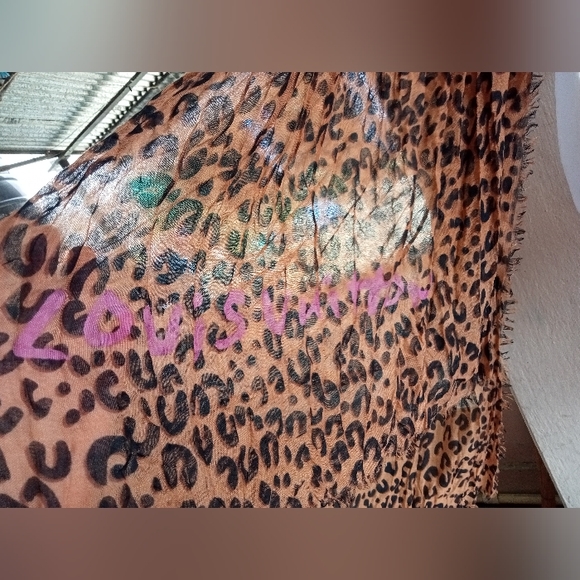 Louis Vuitton stole - Picture 4 of 7